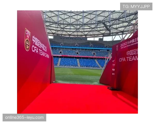 南非国家队主场迎战强敌,球迷热情点燃赛场 南非国家队主场迎战强敌,球迷热情点燃赛场