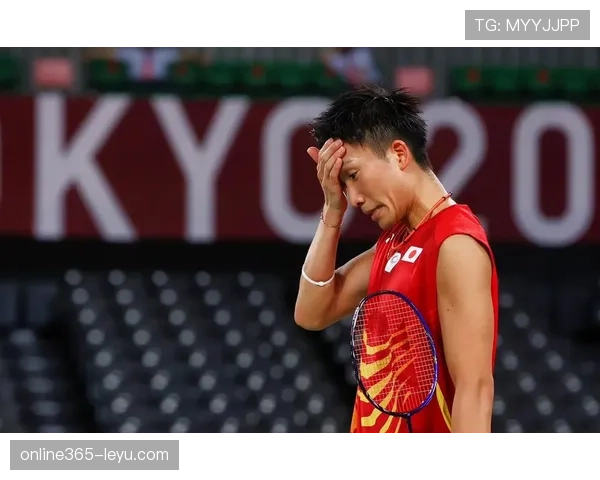 桃田贤斗去买奶茶排队，一身运动装豪气得不像运动员了！